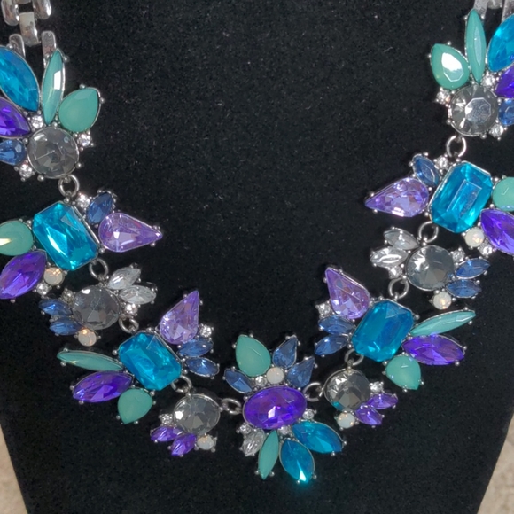 Elegant Flower Necklace & Earring Set - Picture 4 of 6